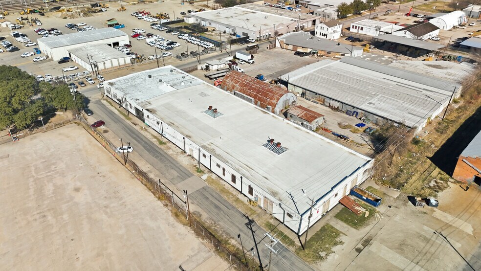 More Photos Of 2700 Atlanta St, Dallas Warehouse For Lease