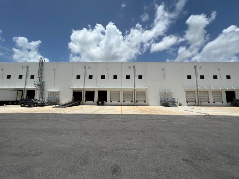 More Photos Of 8565 W 44th Ave, Hialeah Warehouse For Lease