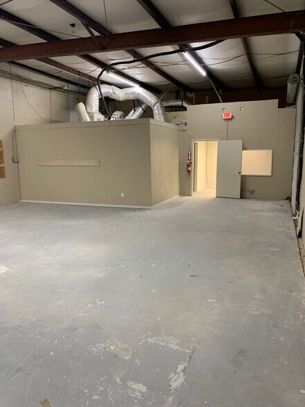 More Photos Of 6209-6213 Grissom Rd, San Antonio Self Storage For Lease