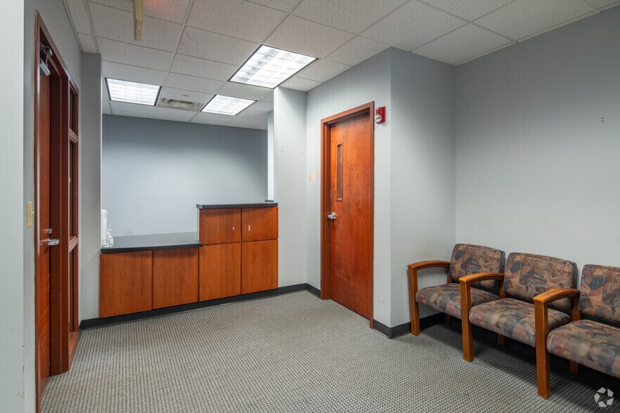 More Photos Of 610 S Maple Ave, Oak Park Office For Sale