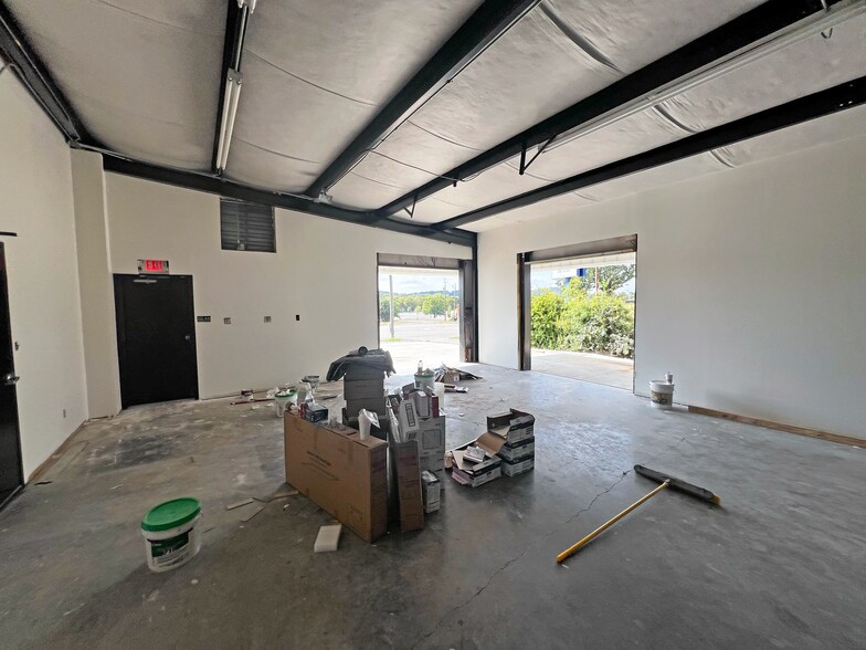 More Photos Of 3543 Pelham Pky, Pelham Showroom For Lease