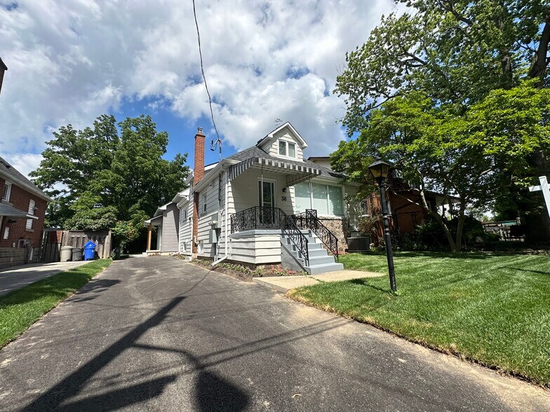 More Photos Of 38 Viewpoint Av, Hamilton Apartments For Sale