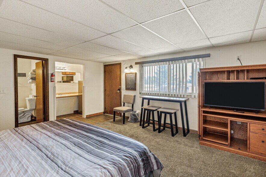 More Photos Of 808 Caribou St, Simla Hospitality For Sale