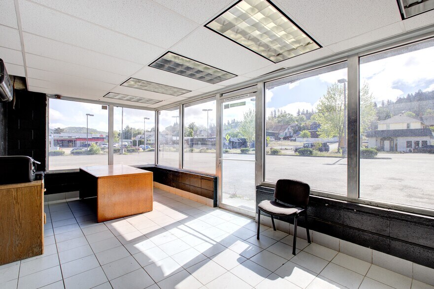 More Photos Of 1328 SE Stephens St, Roseburg Auto Dealership For Sale