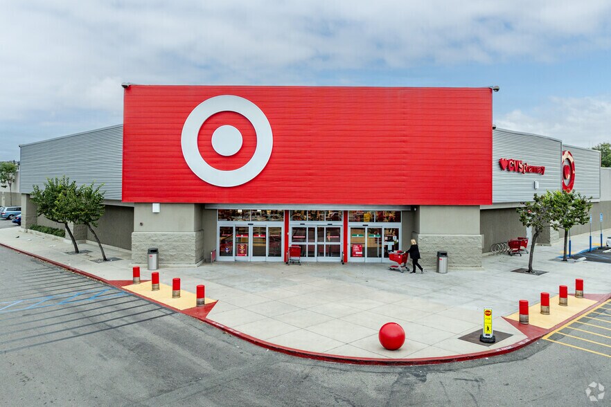 More Photos Of 2115 N Tustin St, Orange Freestanding For Lease