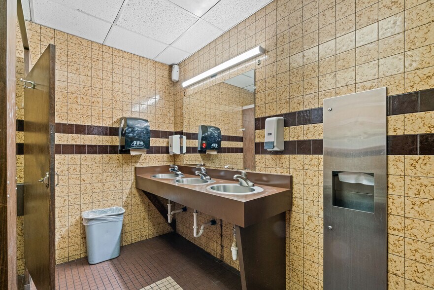 More Photos Of 9 S 1st St, Yakima Restaurant For Sale