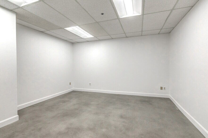 More Photos Of 6855 Av De L'épée, Montréal Office For Lease