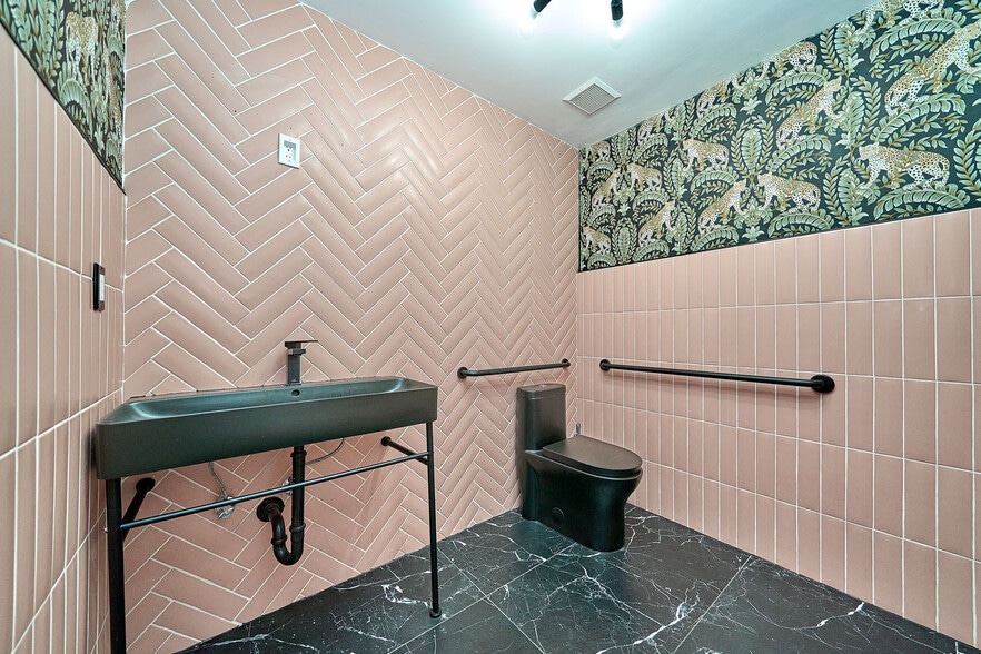 More Photos Of 11555-11561 Ventura Blvd, Studio City Storefront For Lease