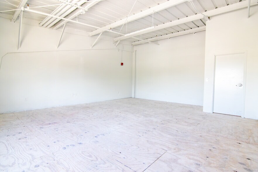 More Photos Of 2450 5th Ave S, Saint Petersburg Manufacturing For Lease
