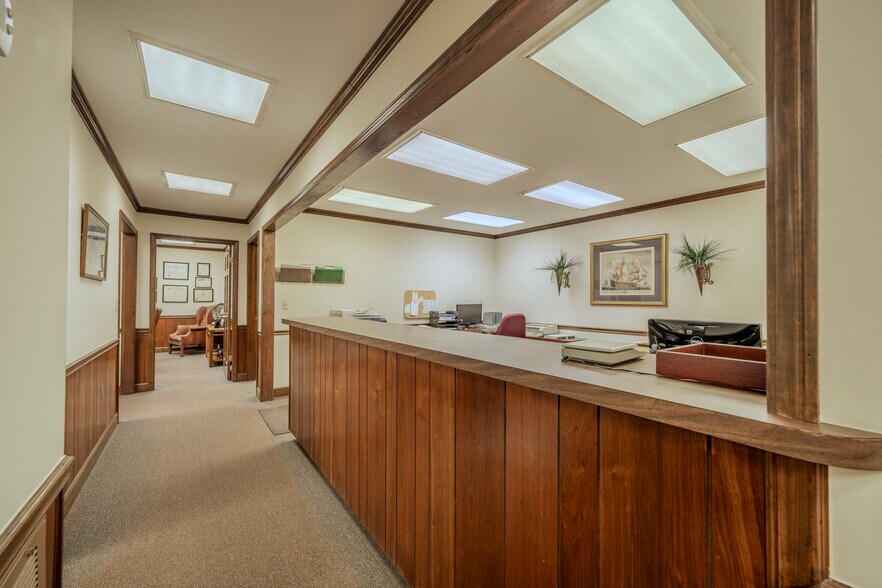 More Photos Of 40 W Main St, Savannah Office For Sale