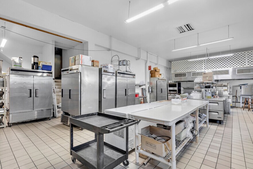 More Photos Of 700 Ocean Dr, Key Colony Beach Restaurant For Sale