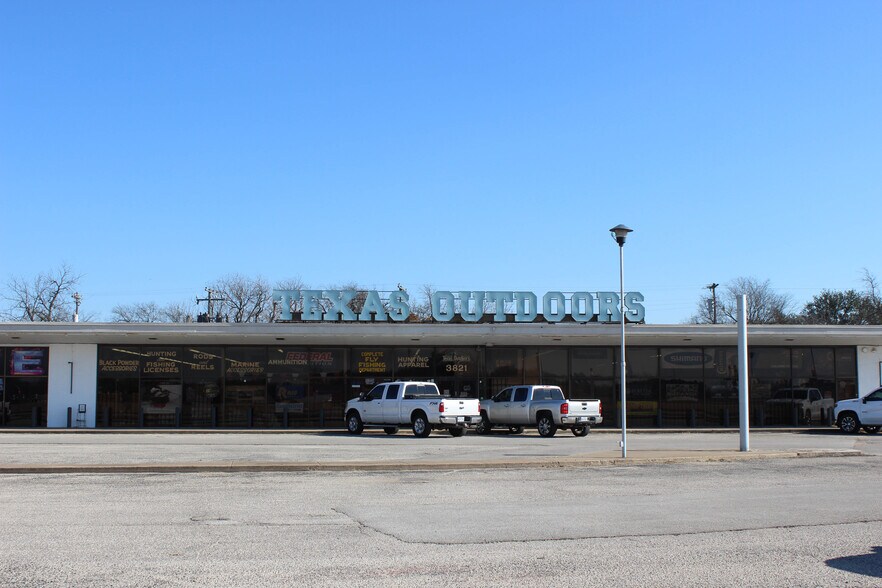 More Photos Of 7201 Camp Bowie Blvd, Fort Worth Freestanding For Lease