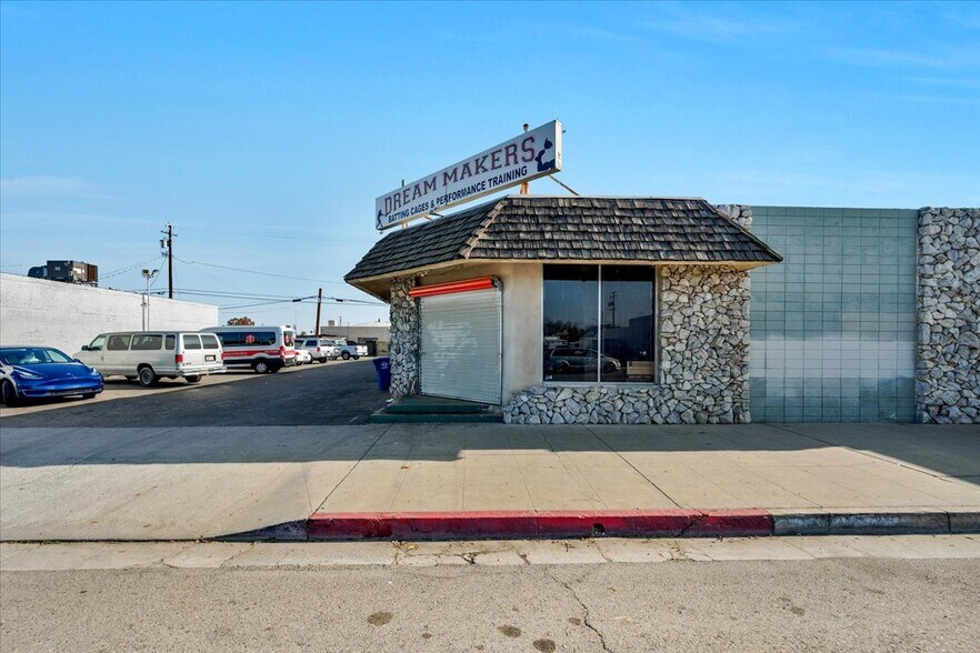 More Photos Of 426 N Blackstone Ave, Fresno Storefront For Sale