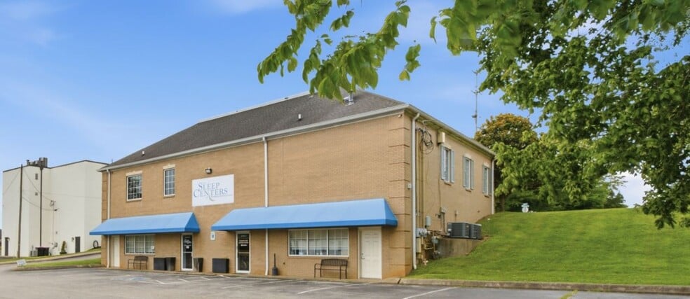 More Photos Of 1750 Memorial Dr, Clarksville Medical For Lease