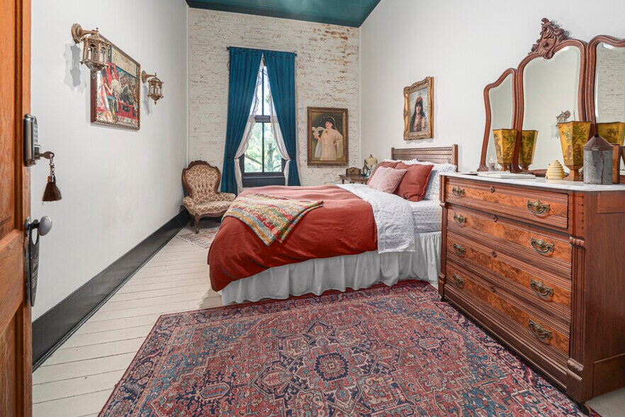 More Photos Of 411 E Front Ave, Chester Hotel For Sale