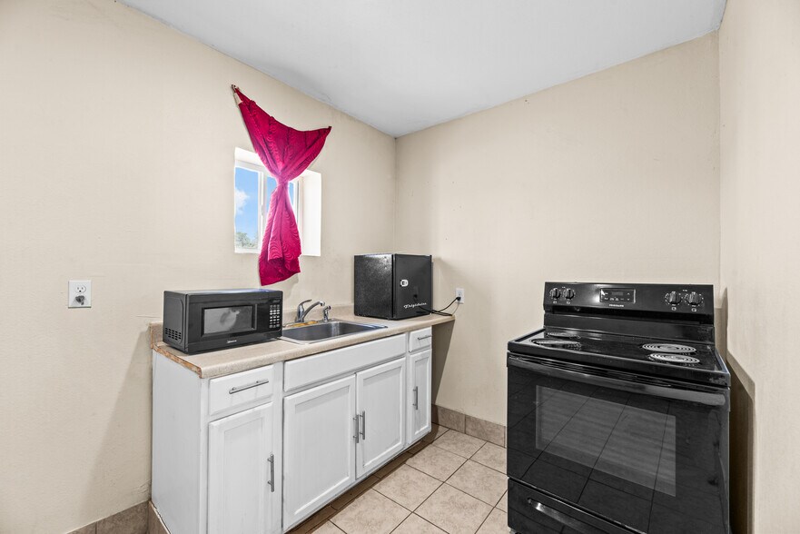 More Photos Of 4206 Leopard St, Corpus Christi Hotel For Sale