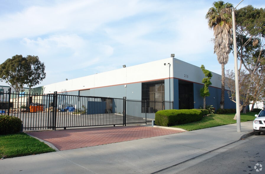 More Photos Of 209 W 134th St, Los Angeles Warehouse For Lease