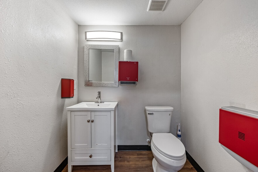 More Photos Of 2787 Aurora Rd, Melbourne Freestanding For Sale