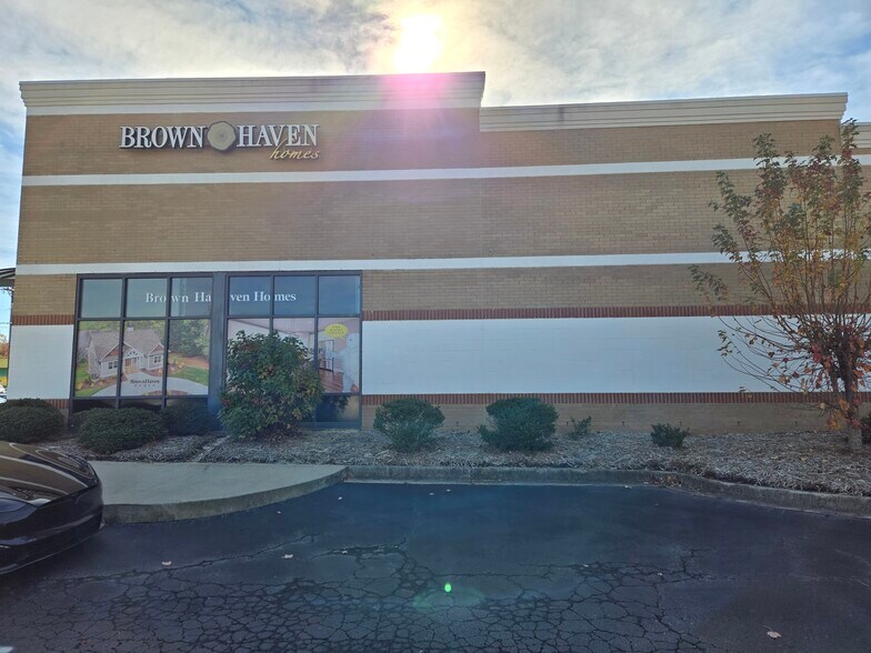 More Photos Of 3321 N Main St, Anderson Storefront Retail Office For Lease