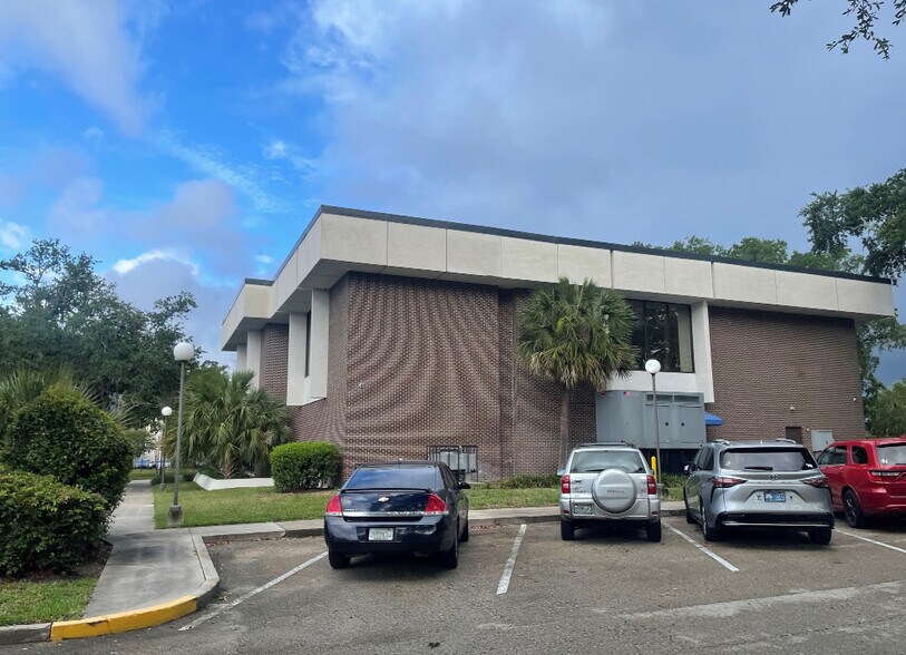 More Photos Of 101 Scholars Way, Jacksonville Bank For Lease