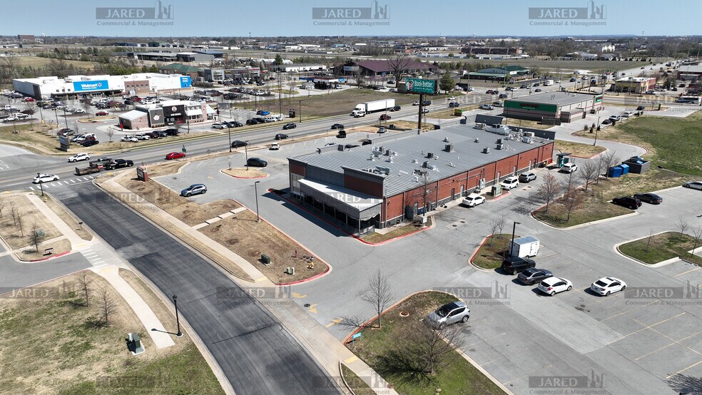 More Photos Of 1001 SW Regional Airport Blvd, Bentonville Freestanding For Lease