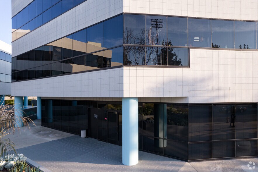 More Photos Of 6345 Balboa Blvd, Encino Unknown For Lease