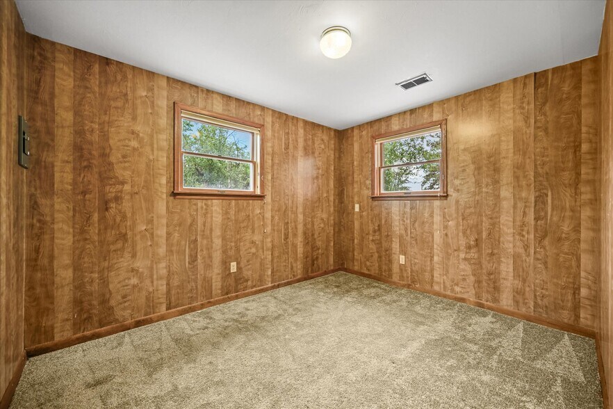 More Photos Of 1335 S Kio St, Watkins Veterinarian Kennel For Sale