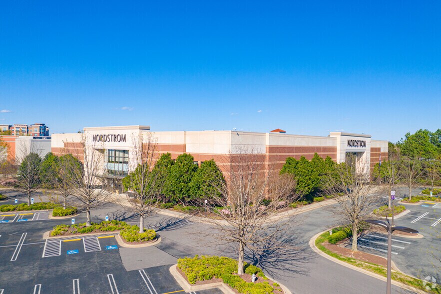 More Photos Of 11800 W Broad St, Henrico Department Store For Lease