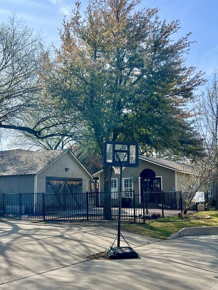 More Photos Of 7110 Elm St, Frisco Storefront Retail Office For Lease