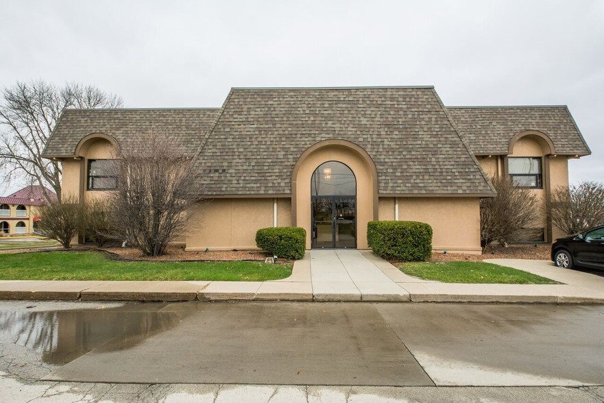More Photos Of 3809 109th St, Urbandale Office For Lease
