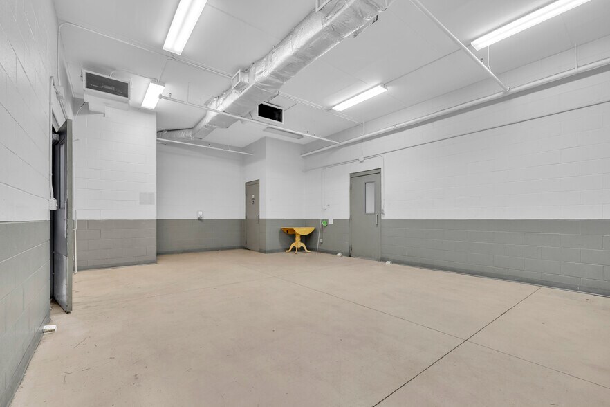 More Photos Of 599 Sprucewood Ave, Windsor Warehouse For Lease
