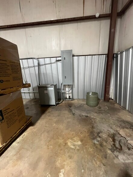 More Photos Of 2012 Last St, Statham Warehouse For Sale