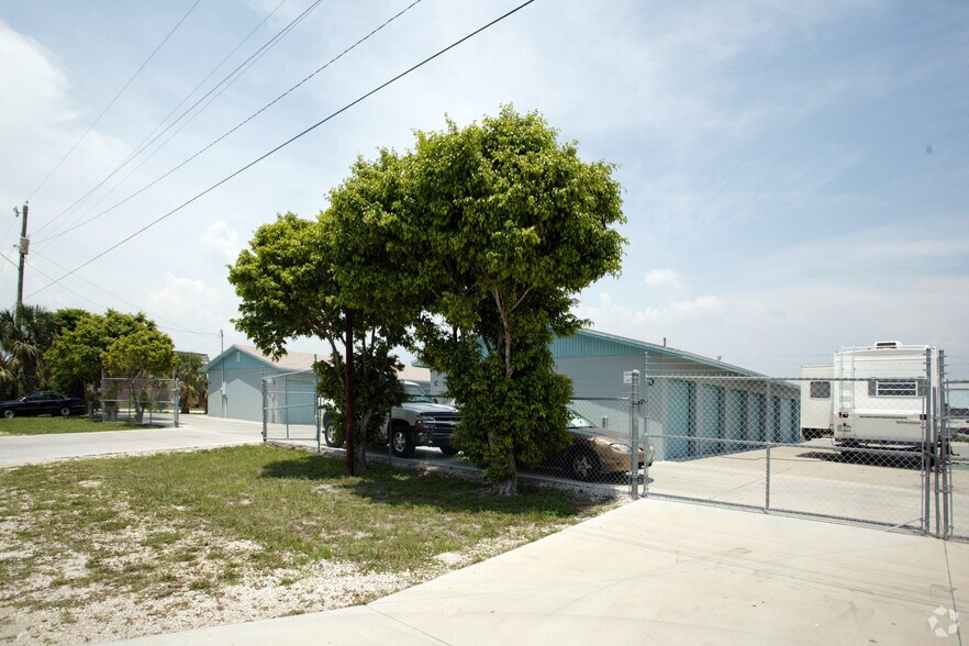 More Photos Of 830 Buttonwood Dr, Fort Myers Self Storage For Sale