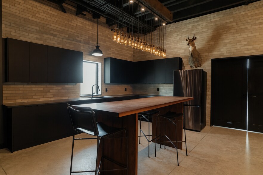 More Photos Of 195 American Way, Dripping Springs Flex For Lease