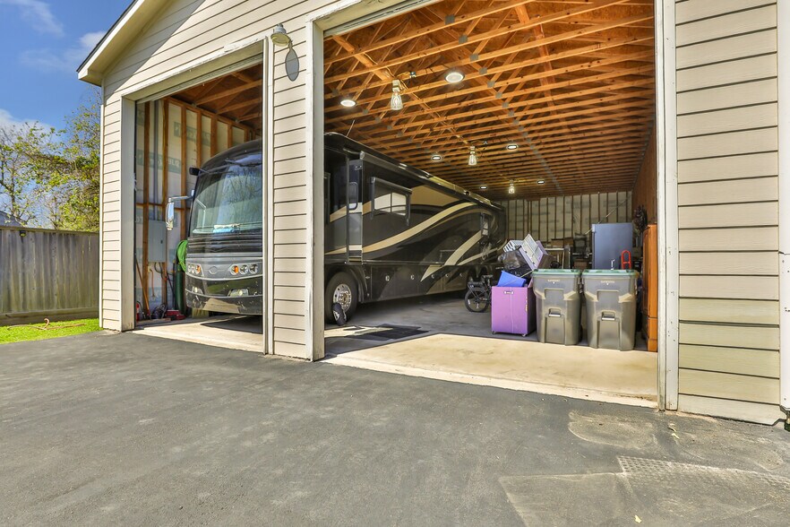 More Photos Of 203 Isaacks Rd, Humble Office For Lease