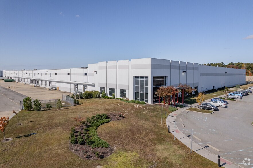 More Photos Of 1010 CenterPoint Dr, Suffolk Distribution For Lease