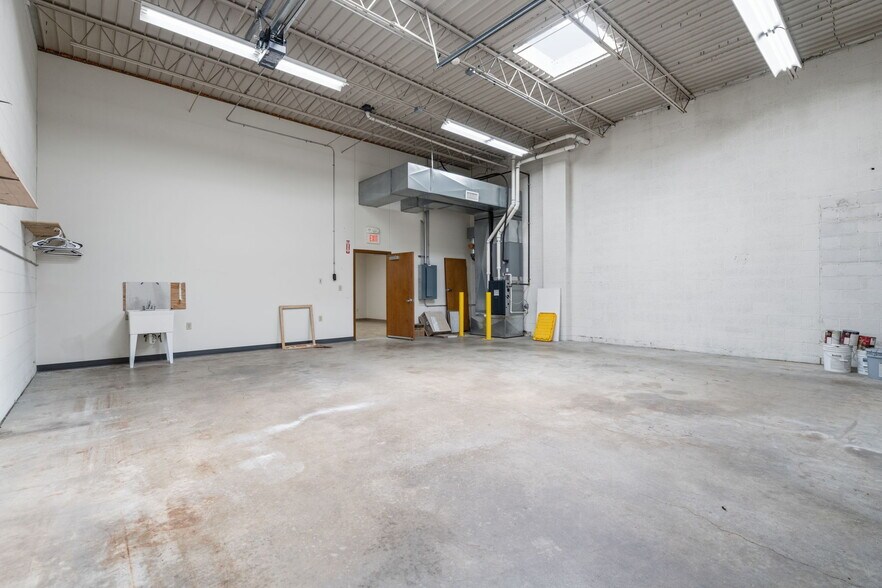 More Photos Of 311 N Waverly Ave, Springfield Warehouse For Lease