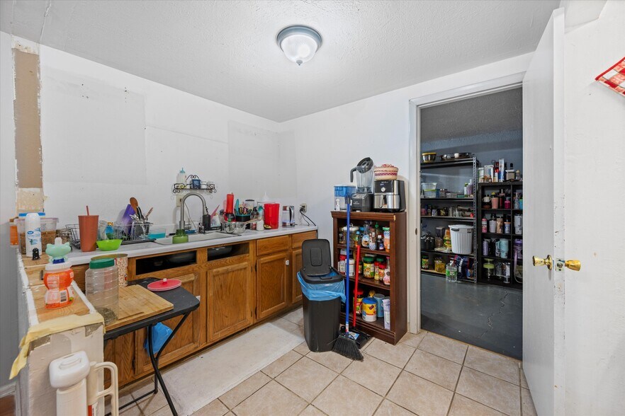More Photos Of 614 W Central Ave, Wiggins General Retail For Sale