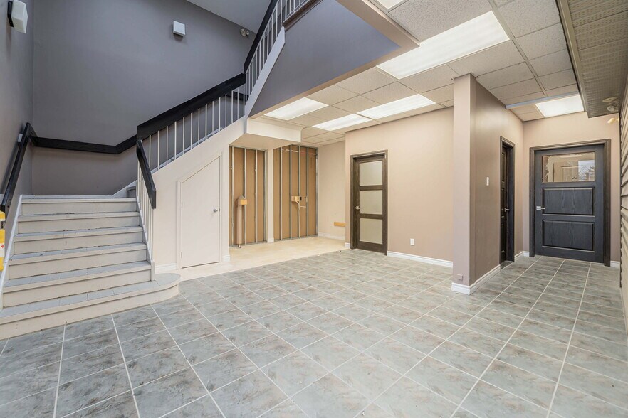 More Photos Of 4811-4819 Boul Saint-Charles, Montréal General Retail For Lease