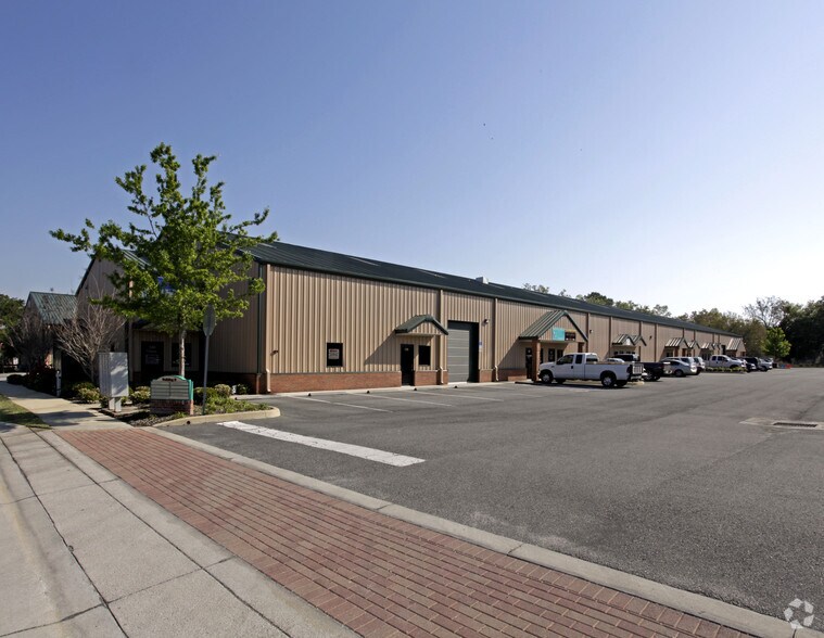 More Photos Of 124-146 Park Center St, Leesburg Light Manufacturing For Lease