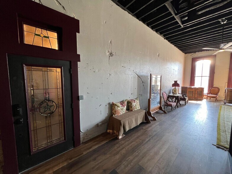 More Photos Of 119 E 5th St, Bonham Restaurant For Sale
