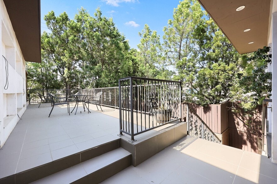 More Photos Of 101 S Virgil Ave, Los Angeles Freestanding For Sale