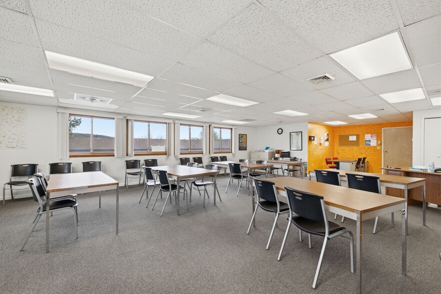 More Photos Of 160 Oak St, Glastonbury Office For Sale