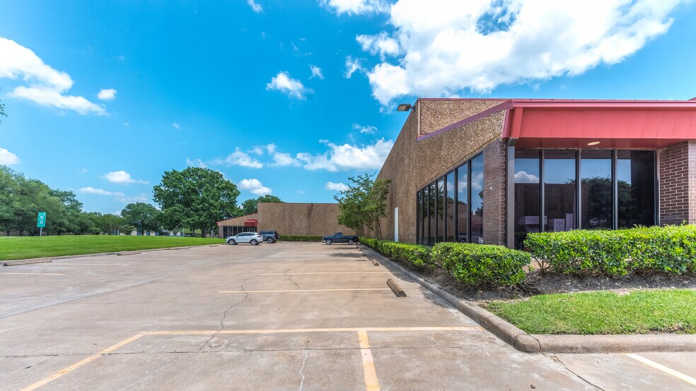 More Photos Of 9777 W Gulf Bank Rd, Houston Warehouse For Lease