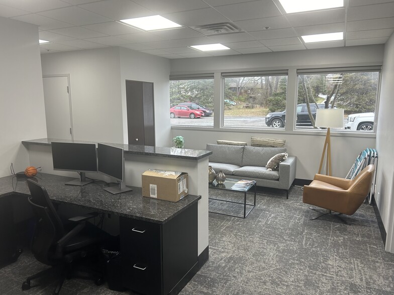 More Photos Of 1959 Sloan Pl N, Maplewood Office For Lease