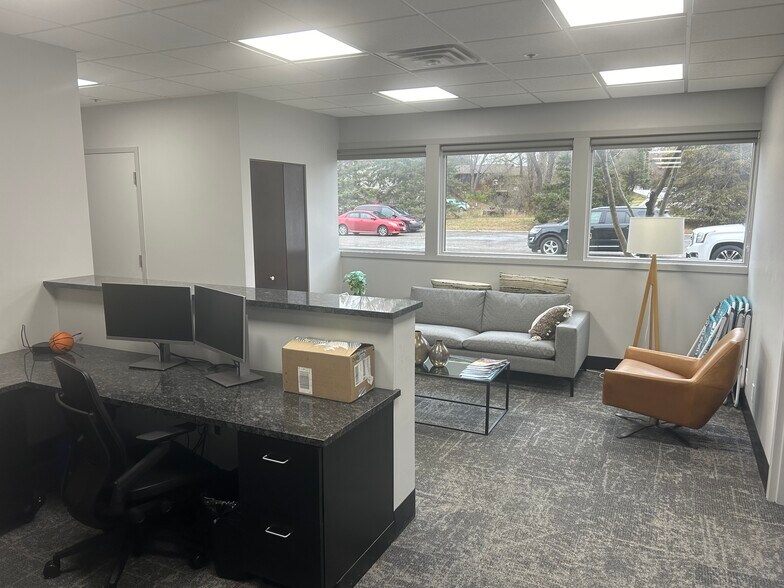 More Photos Of 1959 Sloan Pl N, Maplewood Office For Lease