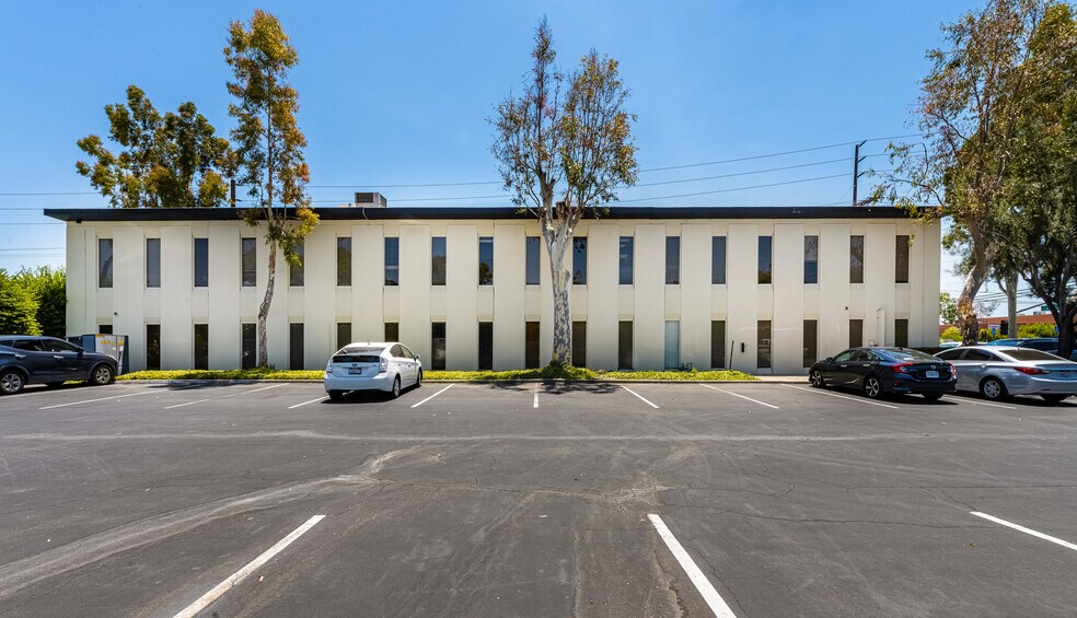 More Photos Of 595 W Lambert Rd, Brea Loft Creative Space For Lease