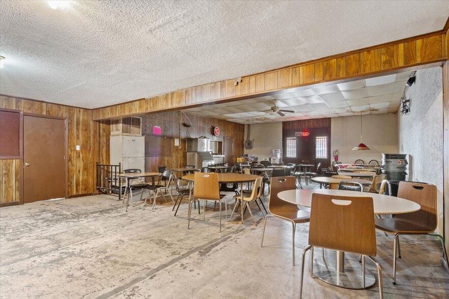 More Photos Of 121 E Oak St, West Sports And Entertainment For Sale