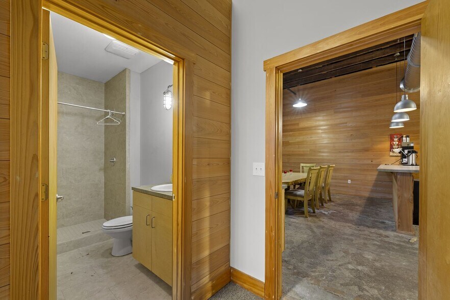 More Photos Of 214 E Garden St, Pensacola Storefront Retail Office For Lease