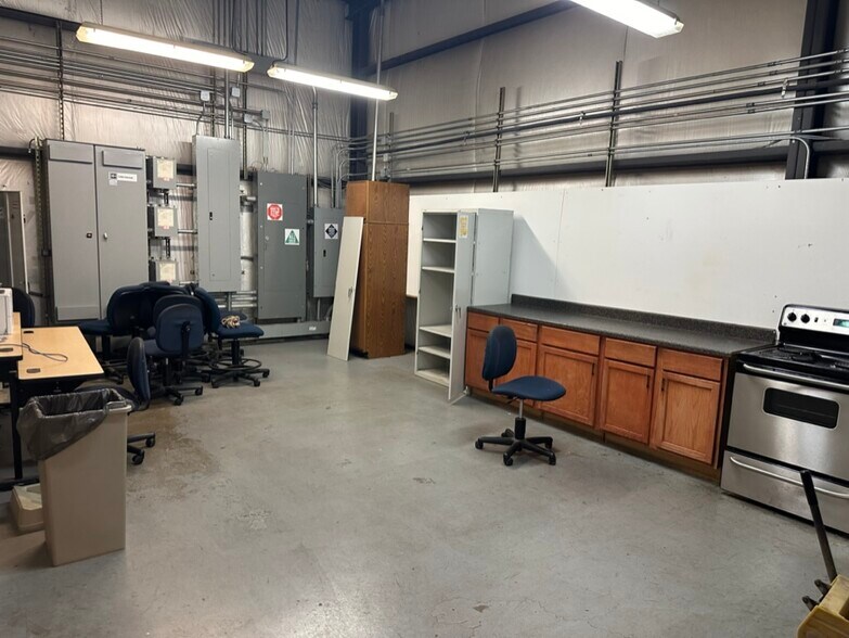 More Photos Of 802 Hickory St, Mahomet Warehouse For Lease